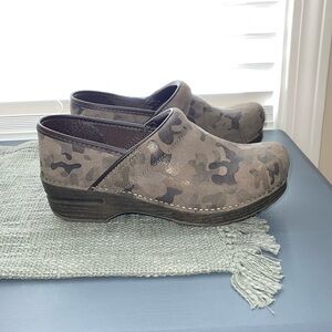 Brand new Dansko Camo Clogs! ❤️